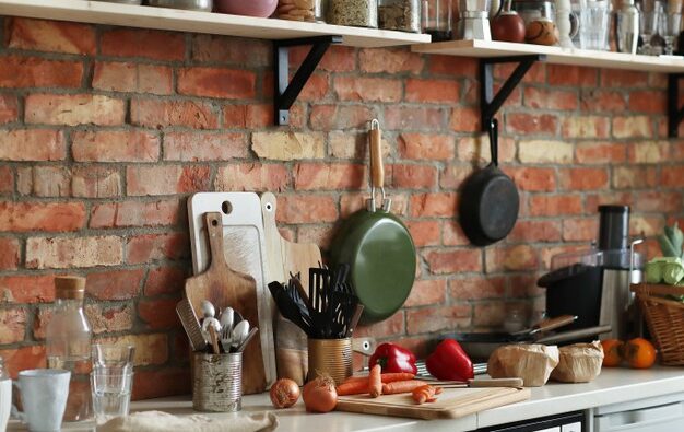 Teleskopická kuchyňská police – nepostradatelný vynález v malé kuchyni