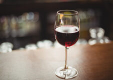 Nástěnný stojan na víno