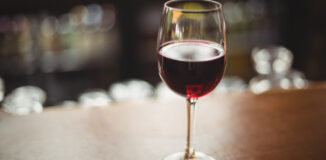 Nástěnný stojan na víno