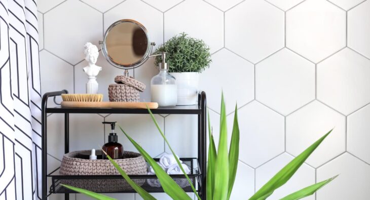 Koupelnové police – stylový a praktický doplněk každé koupelny